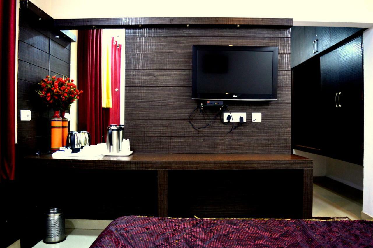 Hotel Pradeep Palace Gorakhpur Εξωτερικό φωτογραφία